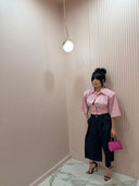 Camicia a righe e spallina