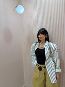Camicia righe sottili bianca con maxi spallina