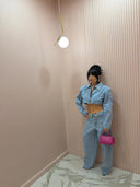 Coordinato Alexis denim con giacca con spalline e jeans risvolto