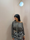Maglia grigia semivelata dettaglio sul retro