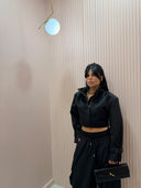 Giubbino cropped satin con spallina nero