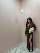 Maxi dress con spacco in pizzo marrone