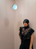 Camicia in pizzo e balze nera