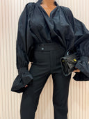 Pantalone stretto zampa sul fondo nero