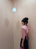 Camicia a righe e spallina