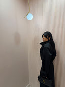 Giubbino cropped satin con spallina nero