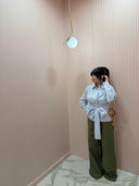 Camicia con cinta rimovibile e scollo sul retro