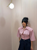 Camicia a righe e spallina