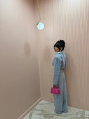 Coordinato Alexis denim con giacca con spalline e jeans risvolto