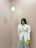 Camicia avvitata con spallina bianca