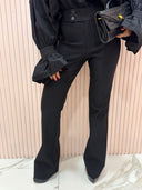 Pantalone stretto zampa sul fondo nero