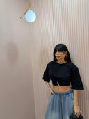 T-shirt cropped con dettaglio nera