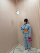 Coordinato Alexis denim con giacca con spalline e jeans risvolto